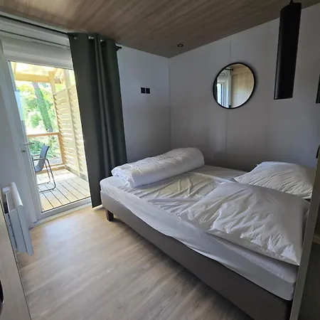 Mobil-home Avec Jacuzzi Et Climatisation *