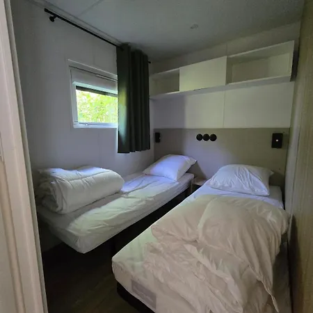 Camping Mobil-home Avec Jacuzzi Et Climatisation *